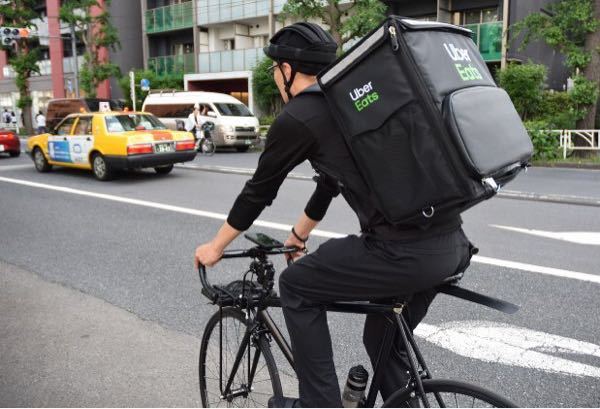 ウーバーイーツの自転車配達員の方に質問です。この姿勢で自転車漕いで 