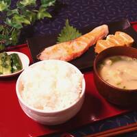 犬ってよく吐くものなんでしょうか １歳の室内犬です 朝ご飯をあげても食 Yahoo 知恵袋