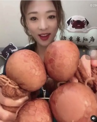 この人が食べている食べ物って何でしょうか 中国のasmrです Yahoo 知恵袋