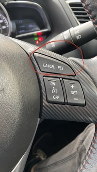 車のハンドルの下に このボタンがあるんですけど コレはなんですか 赤いボ Yahoo 知恵袋