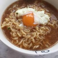 サッポロ一番みそラーメンにたまご落として食べるの好きですか 私なん Yahoo 知恵袋