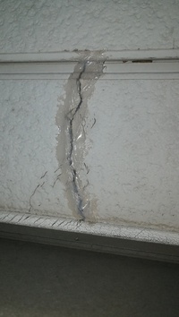 写真のようなひびが外壁のサイディングにあります 放置せず補修した方が良いでしょう 教えて 住まいの先生 Yahoo 不動産