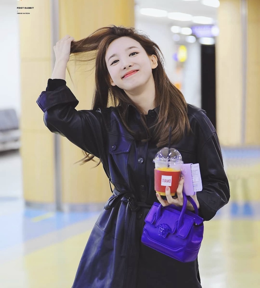この画像でTWICEのナヨンちゃんが持っているバッグのブランド