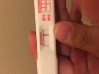 妊娠検査薬を使ったのですが うっすらと陽性のとこに線があります これっ Yahoo 知恵袋