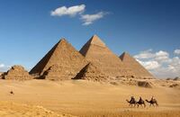 ピラミッドは時間が経つほどにみすぼらしくなってしまったのですか？ エジプトのピラミッドの謎は、現在でも世界中の人々を魅了し続けていますよね、私の母も若いころにクフ王のピラミッド内部へ観光で入ったことがあります。 すごく迫力に満ちていて、行ってよかった海外旅行であったそうです。

ですがそんなピラミッドですが、あることを耳にしました。 豪華で巨大なピラミッドは初期のものがほとんどで、中期、...