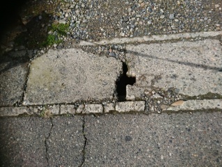 家の前の道路の前の下水道？の石のふたが写真のように劣化してきました 