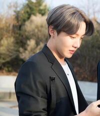 このbts 防弾少年団のホソクがかけているサングラスはどこのブランドです Yahoo 知恵袋