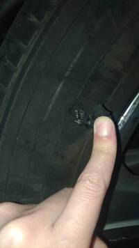 タイヤの側面のゴムがえぐれて一部ワイヤーが見えていますゴムを閉 Yahoo 知恵袋