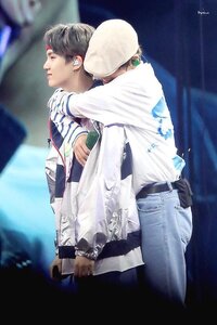 この写真撮ったマスターさん教えて下さい Btsバンタンテテゆんぎ 右 Yahoo 知恵袋