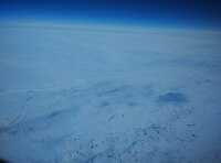 北極点は肉眼で見たら、ただの氷原に過ぎませんか。
あそこが北極点だというのは、飛行機から見て
わかるものではないですか。
コンパスがあったら、大体の場所はわかるでしょうか。 