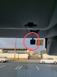 車のフロントガラス内側についているこの黒い四角のものはなんでし Yahoo 知恵袋