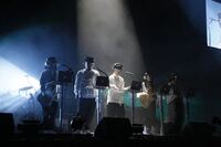 サカナクションの岡崎さん Key のライブの時の奇抜な衣装やサングラ Yahoo 知恵袋