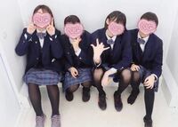 中学生女子です。学校で友達と写真を撮りました。後から写真を見たら私だけ足を広げすぎていました。写真は一緒残るので忘れたくても忘れられないです。どうしたらいいですか？回答お願いします。私は右から2ばん目 です。