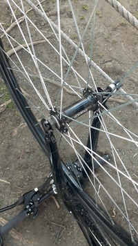 クロスバイクで移動中前輪が外れてしまいました。部品がおそらく