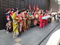 写真の昔の花魁道中の様子で 脇に少し小汚い人達が写っていますがこ Yahoo 知恵袋