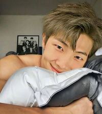 この写真いつのか分かりますか Btsのナムさんです Twitter Yahoo 知恵袋