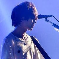 藤原基央さんの襟足はどうしてこんなに浮いてるんですか また カ Yahoo 知恵袋