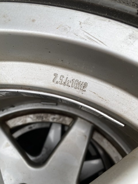 車のホイールサイズについて教えて下さい。7.5J×16H2と表示がありま 