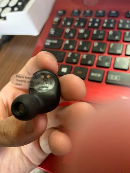 初めてワイヤレスイヤホンを買ったのですが、このシールは剥がして