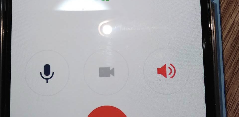 至急 Lineのスピーカーが いつもは黒なのに急に赤色になり Yahoo 知恵袋