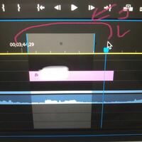premiere proで動画編集をしていたら、いつのまにか（画像）の矢印のところにあるものが表示されてました。①これはなんですか？②また、これを消去する方法を教えてください。 