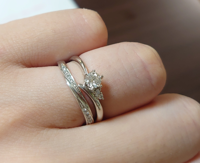 婚約指輪を右側に付けて普段使いするのは変でしょうか 婚約指輪が Yahoo 知恵袋