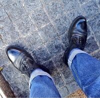 ジャケット シャツ チノパンのオフィスカジュアル服に黒の内羽根ストレー Yahoo 知恵袋