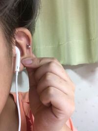 軟骨ピアスを開けて2ヶ月ほど経つのですが ホールの近くにニキビ Yahoo 知恵袋