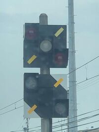 名鉄の線路上にはこのような信号機がよく設置されてますが 2つと Yahoo 知恵袋