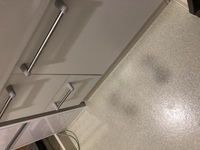 洗面所の床の足形の黒ずみが消えなくて困っています 半年ほど前に引っ越してきて 最 教えて 住まいの先生 Yahoo 不動産