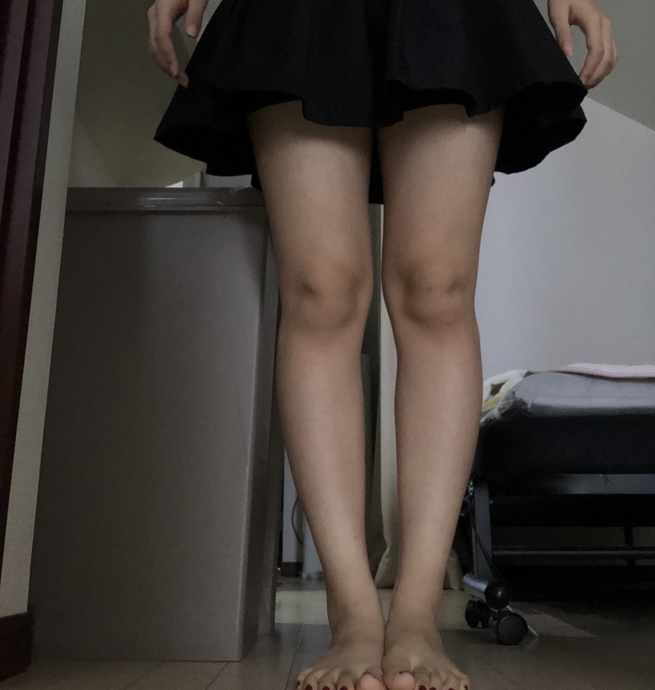 太い太もも　スカート 