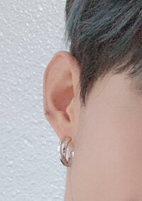 画像の上側のピアスと同じ位置にピアス穴を開けたいのですが ギリ Yahoo 知恵袋