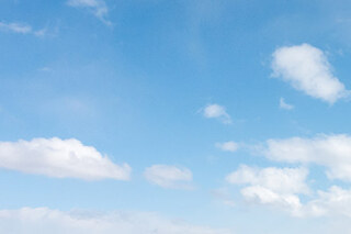 夏の青空が白っぽく見えるのは 空気中の水蒸気量が多いからだと聞きました Yahoo 知恵袋