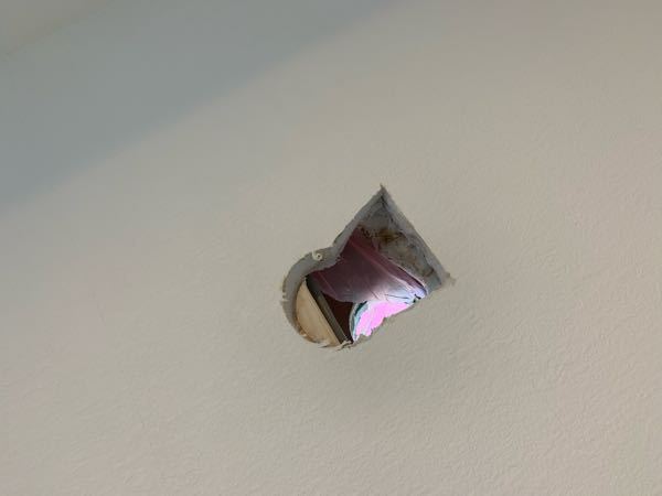 エアコンの穴あけについてです。 この写真は、間柱に当たってしまったからもう一度開けたのですよね？
明らかにミスですよね、、
貫通スリーブもいれてもらっていません。
大丈夫なのでしょうか？
また、このような穴あけ失敗、貫通スリーブをいれないなどは、よくあることでしょうか？
よろしくお願いします。