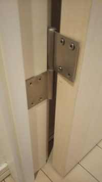 ドアの建て付け調整について一部屋 ドアを閉める際に壁にドアが1 2ミリ程 Yahoo 知恵袋