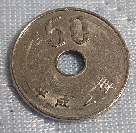 この50円硬貨はエラー硬貨ですか それとも ロール傷などのただの傷です お金にまつわるお悩みなら 教えて お金の先生 Yahoo ファイナンス