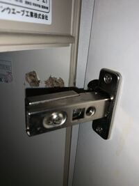 キッチン下の扉の蝶番部分 側板側が壊れてしまったのですがどうす Yahoo 知恵袋