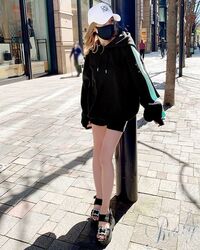 今 裏起毛のパーカーに半ズボンは寒いですか 周り人はどう思うでしょうか Yahoo 知恵袋