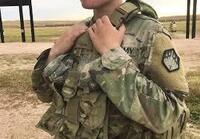 映画などで軍人の方が胸のベストを握る 掴むポーズをしている場面をよく見ま Yahoo 知恵袋