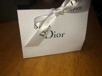 女ともだに、誕生日のプレゼントにと思い、Diorの公式サイト化粧品をギフトラッピングで購入したのですが、袋がなくこのような状態でした。これで渡すのも申し訳ないので、店舗で同じもの購入するべきか悩んでいます 。