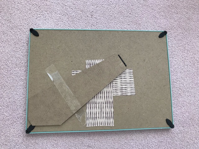 紐を通す金具がないフレームや額縁に紐を付けるアイデアを下さい Yahoo 知恵袋