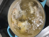 鶏手羽元のスープを作ります 白い泡はアクですか 鳥は油で焼きま Yahoo 知恵袋