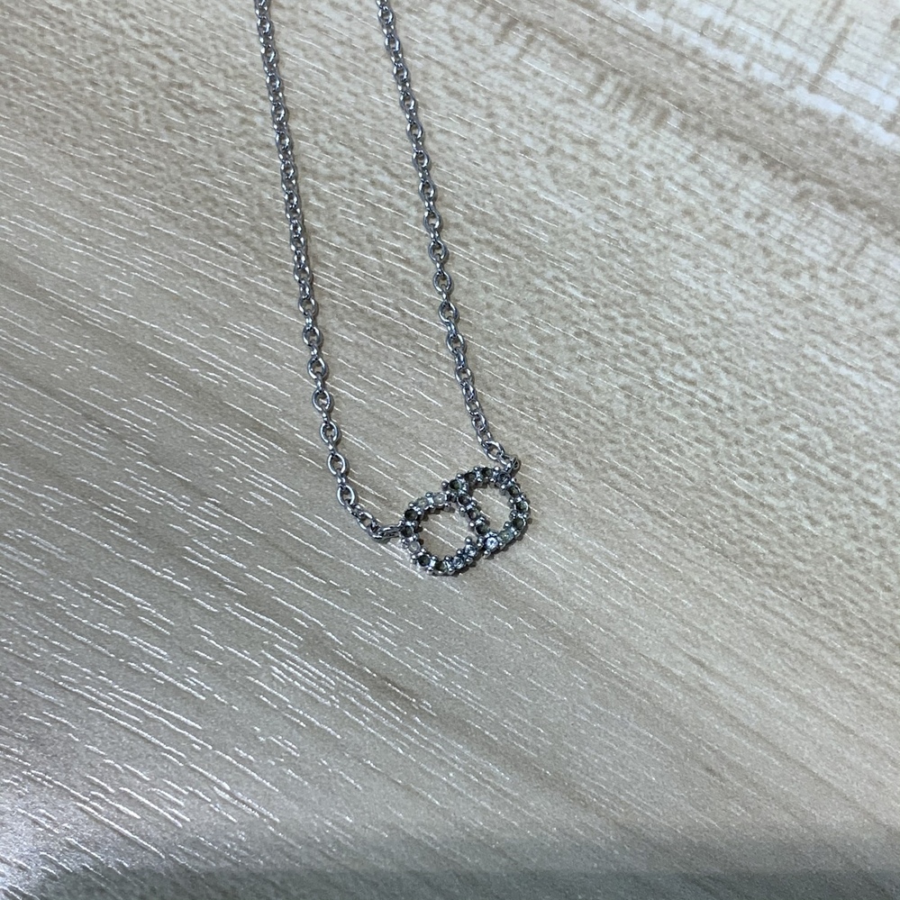 Diorのネックレスのストーンが1粒取れてしまいお店に持って行った 