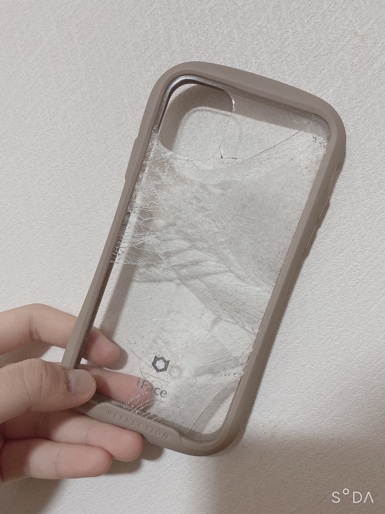 iFaceが割れました届いて数十分です。縁が硬くて全く入らないので 