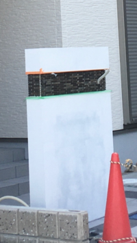 外構工事イメージ違い 工事途中ですが門柱のタイルの色がイメージと違い Yahoo 知恵袋