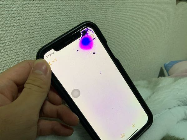 特に落としたりはしてないんですけど、画面にこのような紫色のシミが出