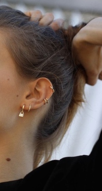 男がこのイヤーカフを付けるのはダサいですか ピアスではないことがすぐ Yahoo 知恵袋