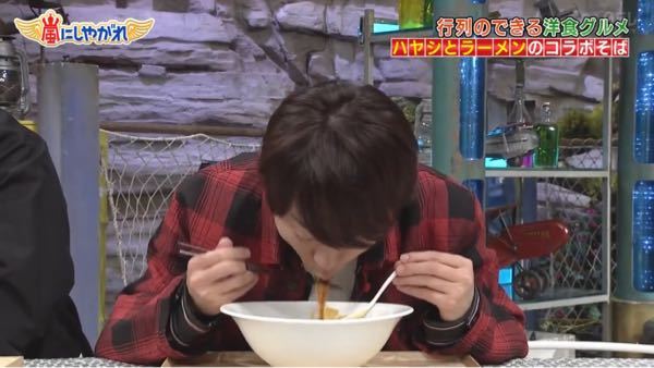 これって犬食いなんですか 犬食いです 口を持って行く食べ方は犬食い Yahoo 知恵袋