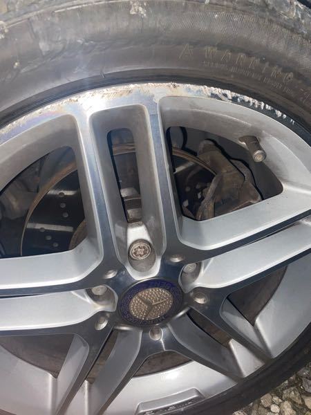 車のホイールに結構なガリ傷をつけてしまいました - 修理する必要は 