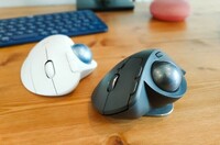 白いマウス
今白いキーボードを使っているので、
白いマウスもいいかと思ったのですが、
指先で叩いているだけのキーボードと違い、 やはり白いマウスは汚れやすいでしょうか？
ご使用経験のある方、
是非ご回答お願いします。